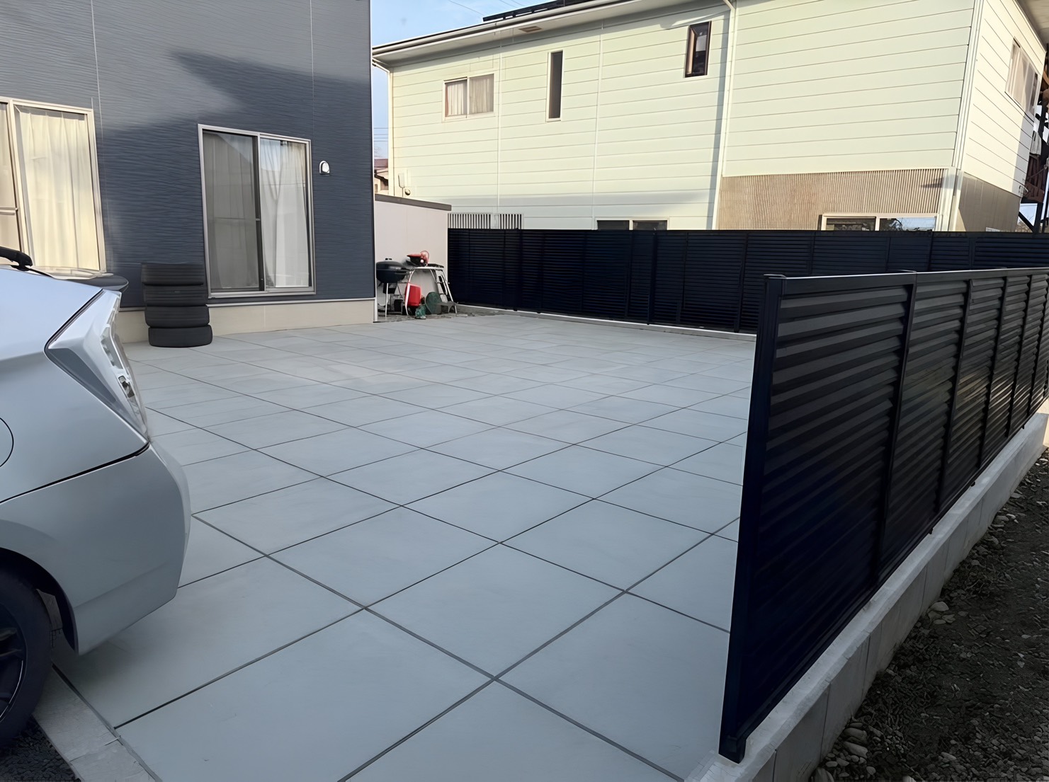 AI可視化:タイル舗装と目隠しフェンス